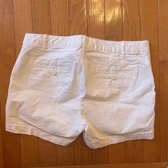 Gap Maternity - white side panel (underbelly) maternity shorts. Maternity size 0 - Picture 2 of 3